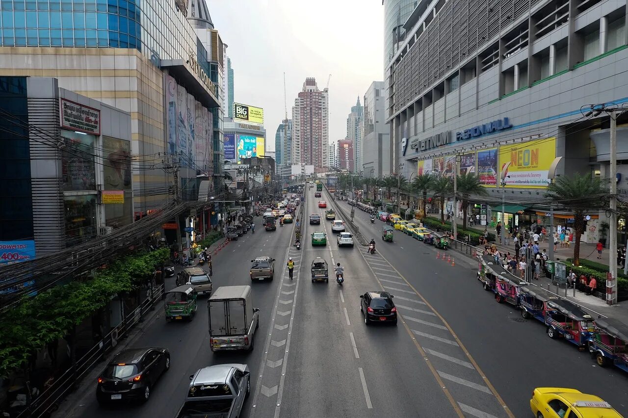 Thai streets. Бангкок улицы. Тайланд улицы. Сукхумвит роуд. Тайланд Бангкок улицы.