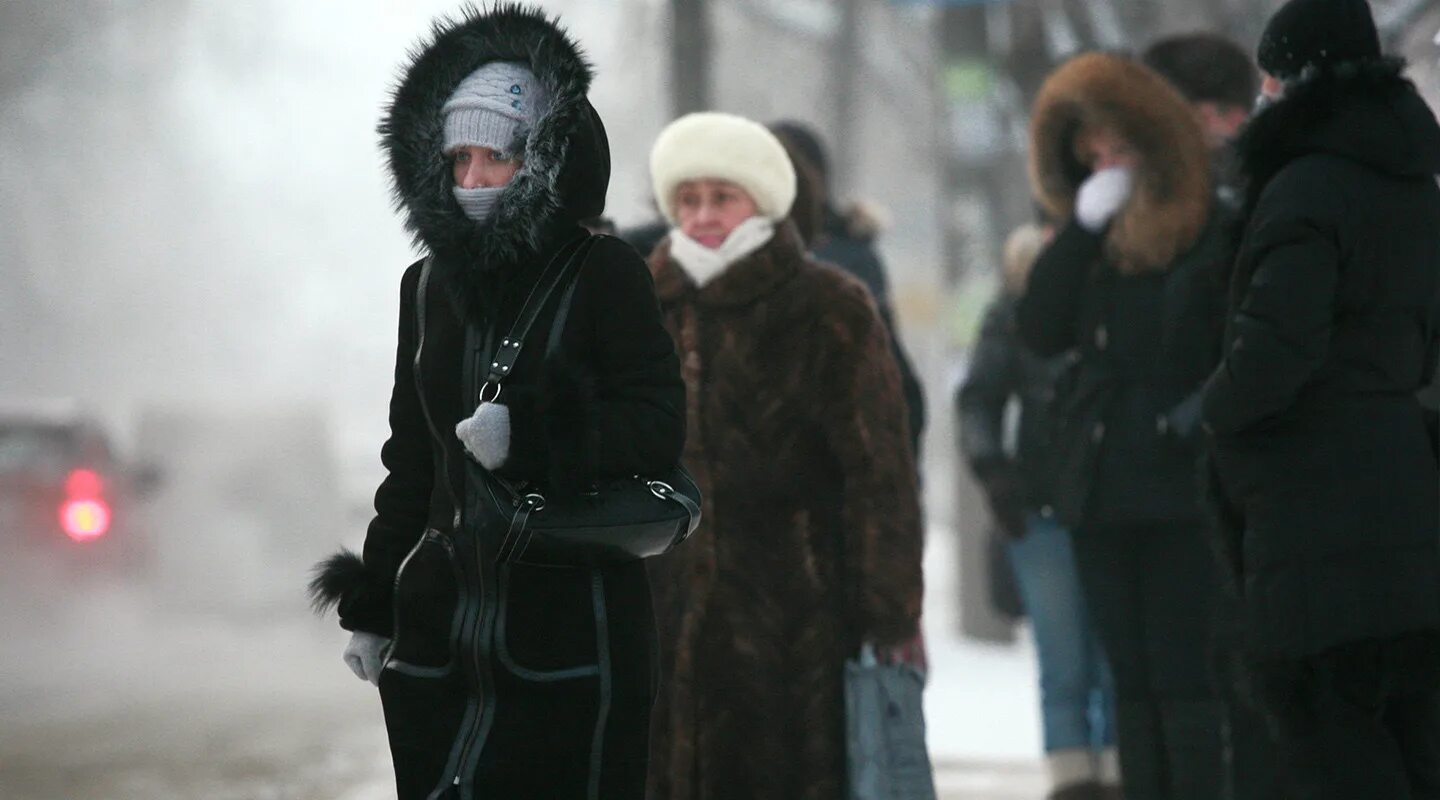 Сильный мороз в городе. Люди зимой на улице. Люди на остановке зимой. Люди зимой в России. Люди на улице зима Россия.
