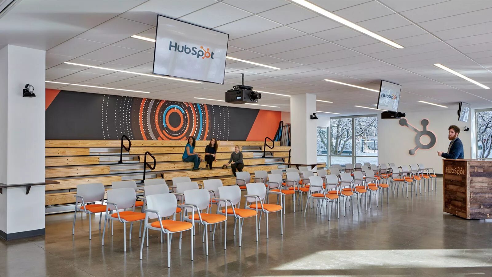 HUBSPOT офис. HUBSPOT фото офиса. Office Cambridge. Support hub