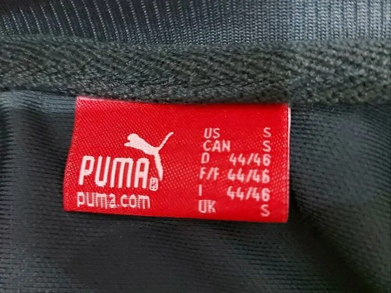 Как отличить пума. Этикетка Puma оригинальная. Оригинальная бирка Пума. Оригинальная кофта Пума бирка. Оригинальная бирка Пума на курткк.