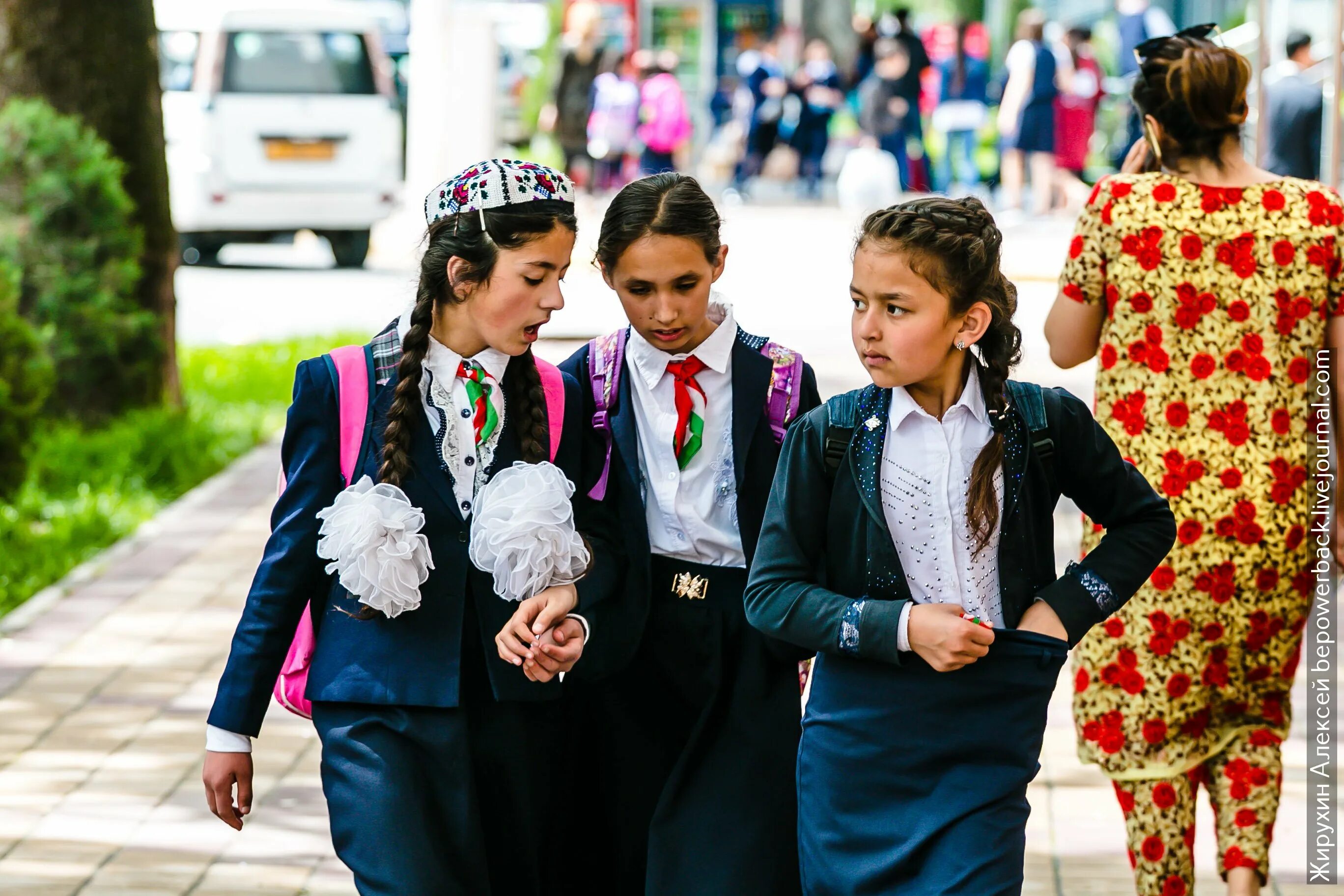 Азейбарджан национальный костюм. Таджикские девочки. Современный Таджикистан. Таджикистан люди.