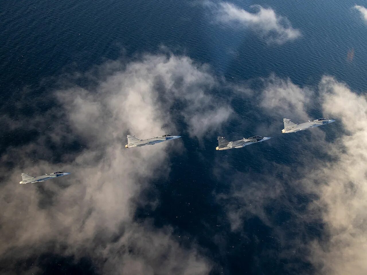 Стелс-бомбардировщика пак да. Углепластик в авиастроении. Сот самолет. A330 i fly. Самолеты компании bombardier commercial aircraft.