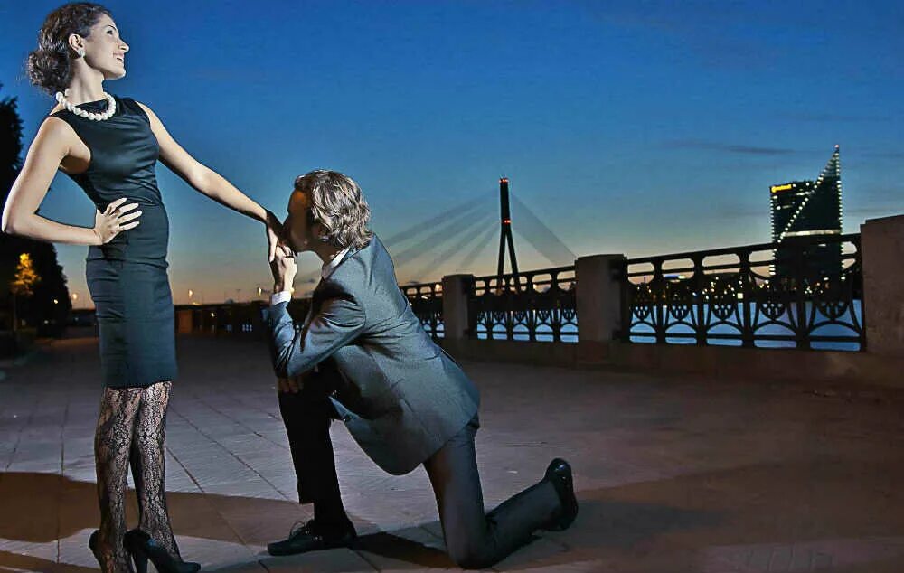 Стать надменной. Девушка в деловом костюме. Гордый человек. Роскошный мужчина. Богатая женщина.