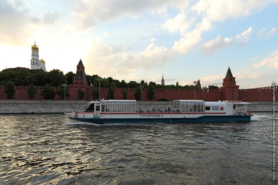 Пароход москва цена. Пароход Москва река. Теплоход Москва река. Теплоход 850 лет Москве. Теплоход Москва на Москва реке.