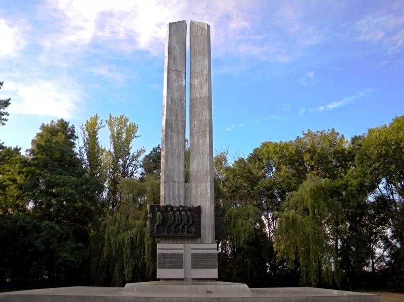 Мемориал в курске. Мемориал в курске. Мемориал в курске. Обелиск славы курск. Мемориальный комплекс памяти павших курск.