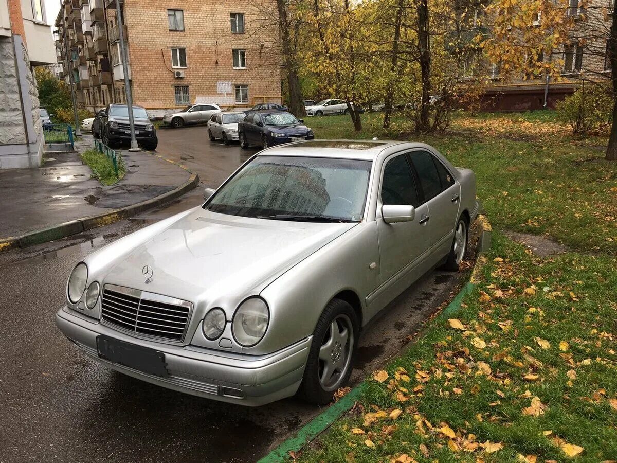 Купить мерседес 1998 года. Мерседес 210 е280. Мерседес 210 1998. Mercedes Benz w210 1998. Mercedes Benz w210 серебристый.