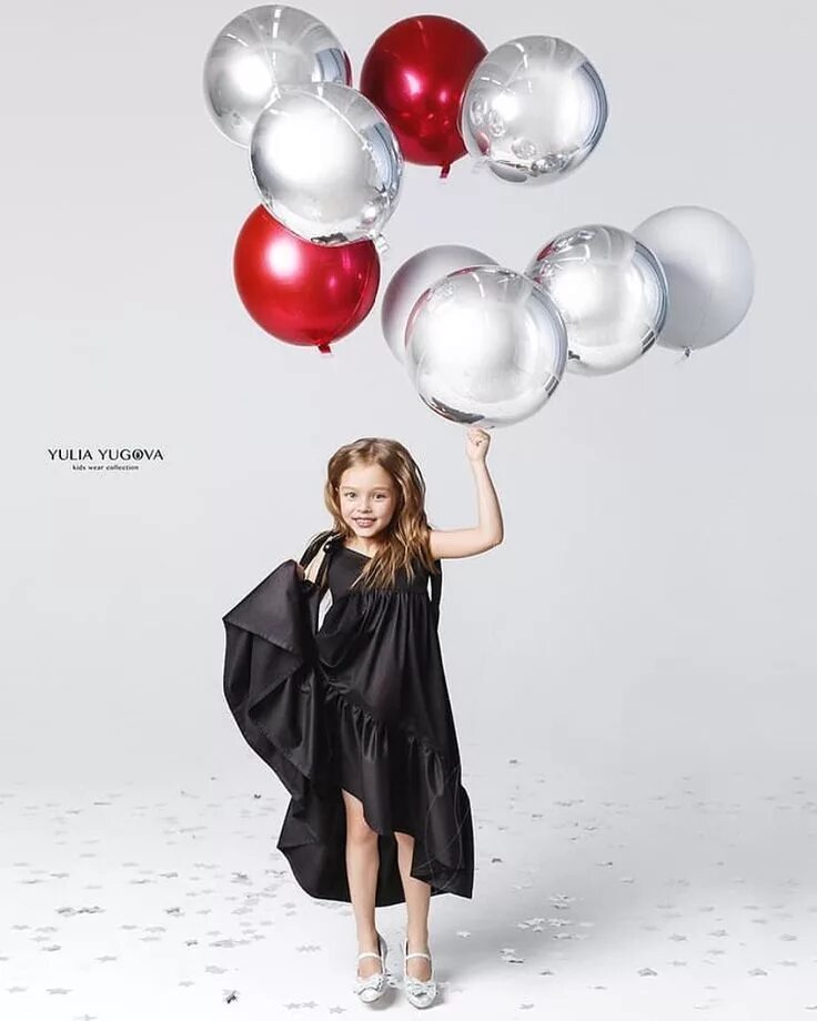 Девушка в платье с шарами. Платье из шариков. mini fashion шарики. злая девочка с шариками на демонстрации.