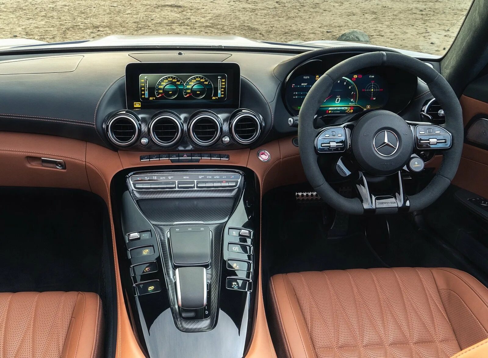 Торпеда иномарки. Mercedes AMG gt r 2020 Interior. Мерседес AMG gt 3 2020 кокпит. Торпеды автомобилей Мерседес. Торпеда в машине.