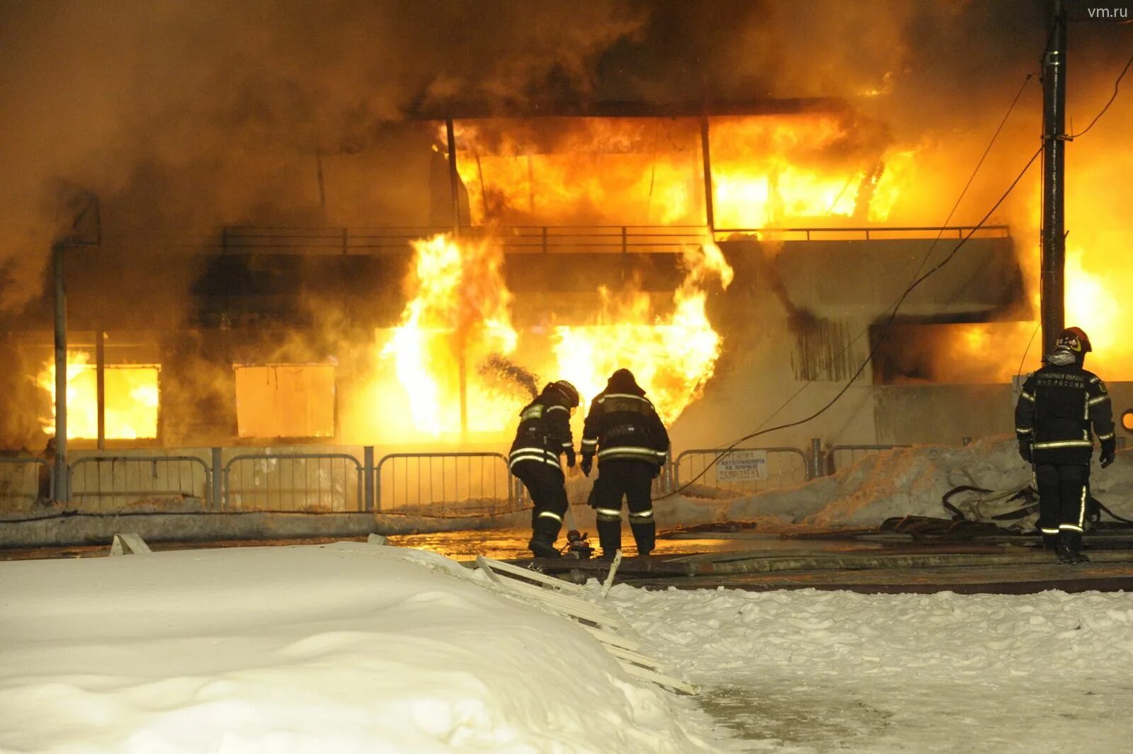Пожар в порту сегодня. Пожар на судне. пожар в порт артуре омск сегодня. пожар в порту города находка.
