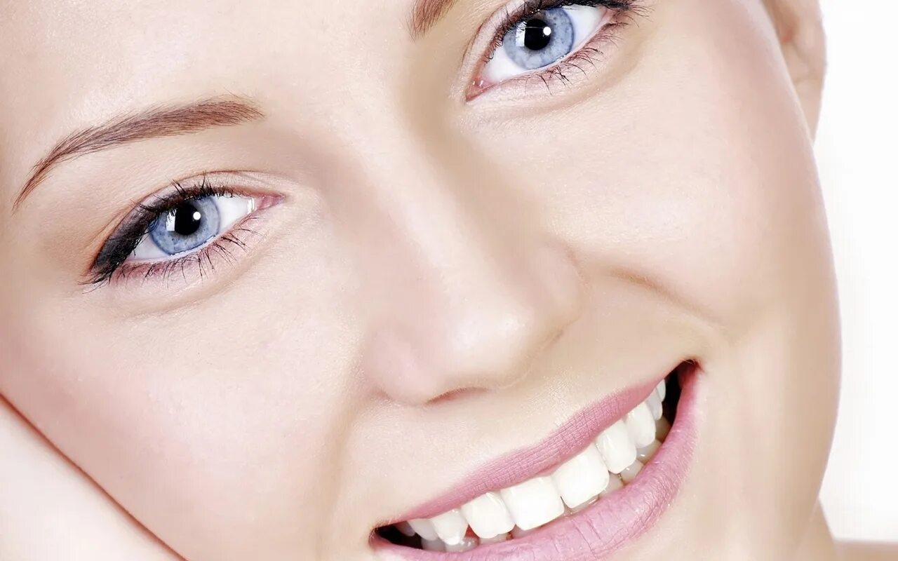 Face dost. Нормальная кожа лица. Face dost. Прикасается к лицу. Лицо девушки естественное.