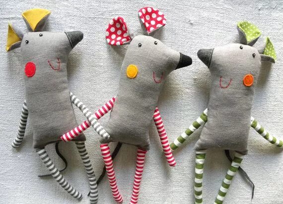 Легкие игрушки сшить. Принт много крыс. Мышка из флиса. Ишемизированная ткань крыс. Сшить игрушку из ткани.