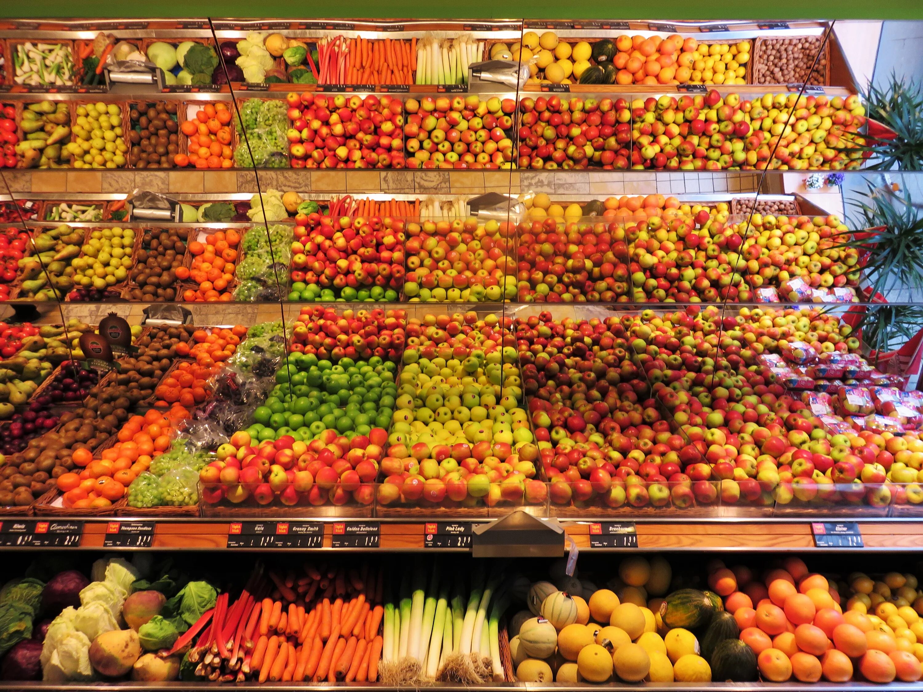 Стор фруктов. Выкладка овощей и фруктов на рынке. Прилавок с фруктами. Прилавок с овощами и фруктами. Витрина фрукты.