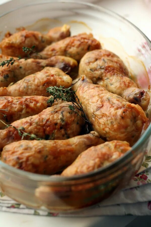 Куриные ножки с картошкой. Фаршированные голени курицы. Картофель с курицей. Голень куриная с грибами в духовке. Голень под грибным соусом.