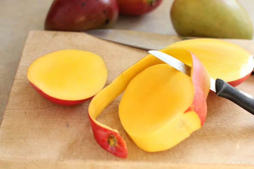 Манго едят с кожурой или без кожуры. Разделать манго. Манго (фрукт). Манго очищенный. Манго нарезанный.