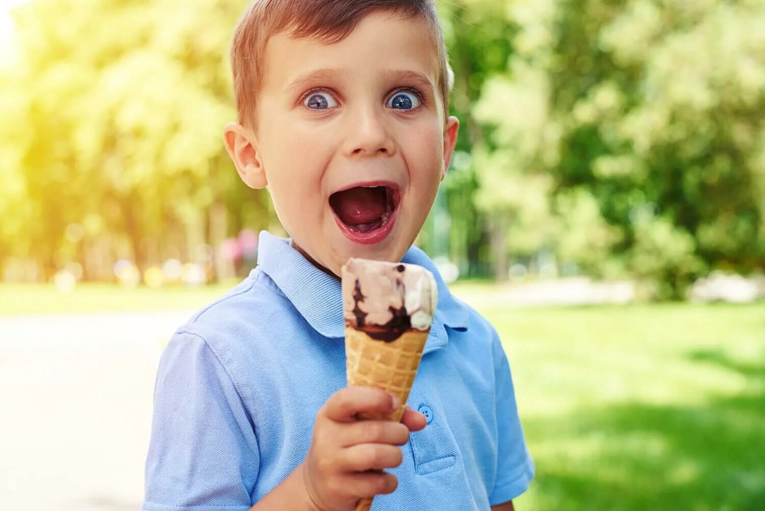 Мороженое при простуде. Ребенок с мороженым. Мальчик и мороженое. Дети едят мороженое. Мальчик с мороженым.