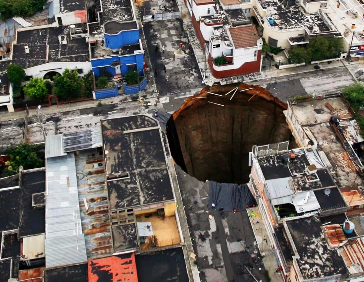 карстовая воронка на ямале. гора черногор карстовые воронки. карстовая воронка губаха. карстовый провал в гватемале 2010. дыра в другое место.