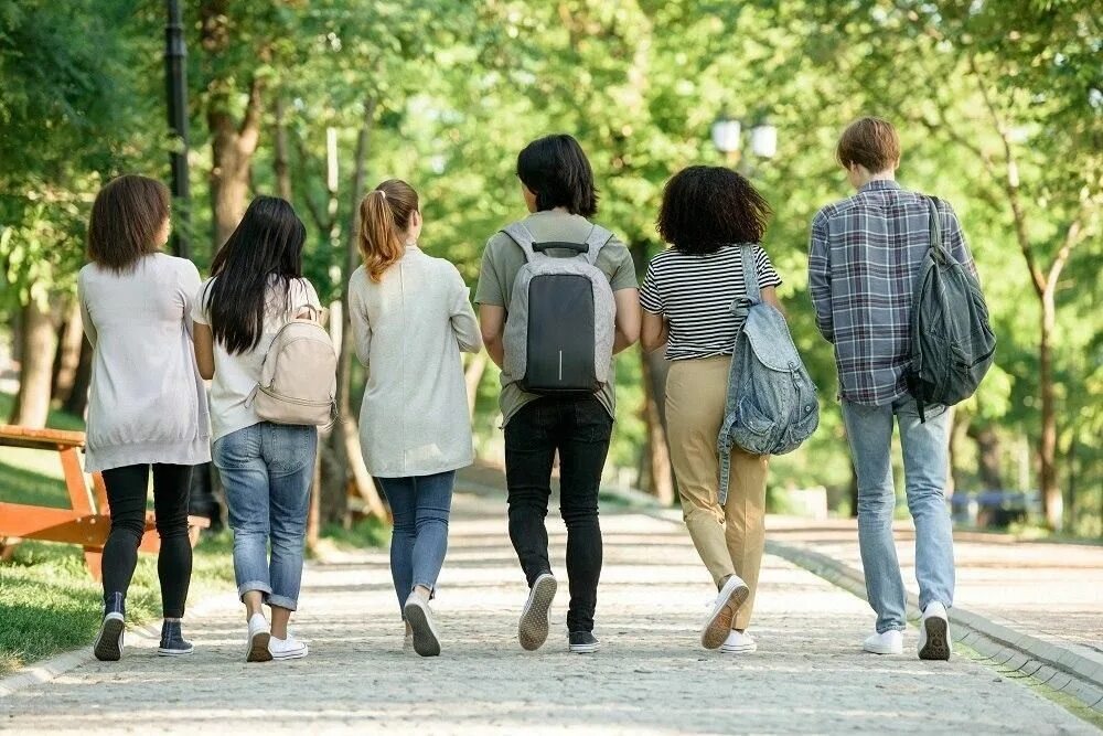 Каникулы обсудить. Student back view. Teenager back view. Walking pupil back view. Каникулы 2022 2023 для школьников фото.