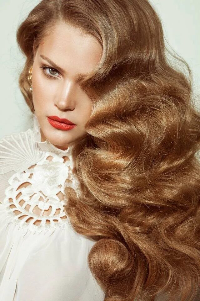 Waves hairstyle. Кудри голливудская волна. Голливудская волна прическа. Голливудская прическа на длинные волосы. Прически в стиле ретро.