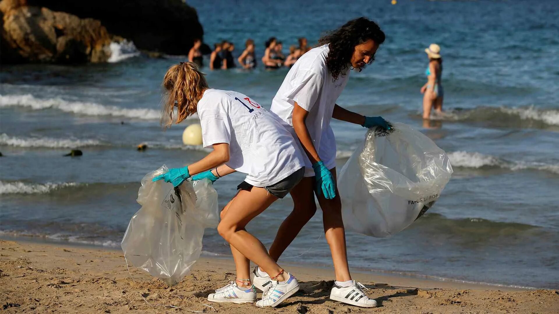 Beach clean. Picking up Trash. Чистка пляжа за границей. Люди чистят пляж. Beach clean up.