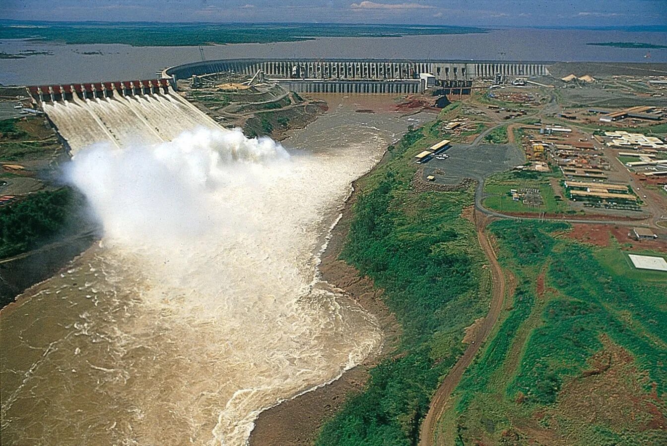 Самая большая платина. Итайпу Бразилия ГЭС. Парагвай ГЭС Итайпу. Плотина Итайпу в Парагвай. Плотина Итайпу в Бразилии.