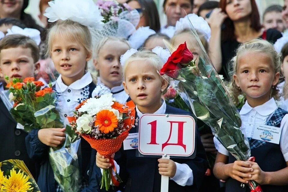 1 д класс школа 2. Линейка для детей. школьники на линейке. таблички для первоклассников. учитель с первоклашками на линейке.