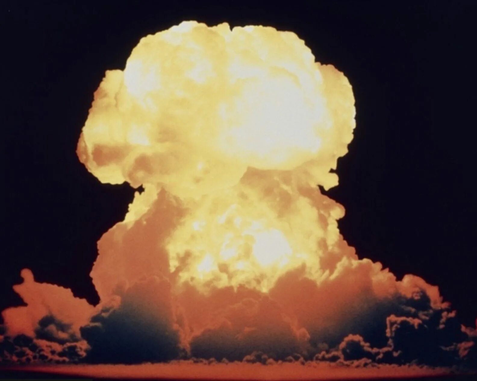 Мощнейший ядерный взрыв в истории. Ядерный взрыв царь бомба. Самый мощный ядерный взрыв. Термоядерная бомба. Самый сильный ядерный взрыв.