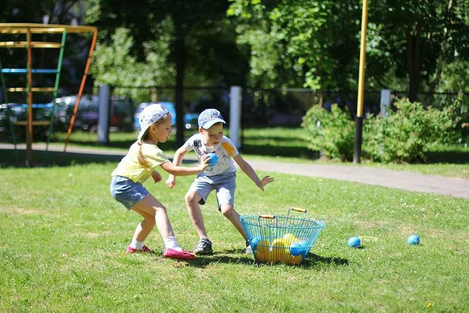 Играть на улице летом. Летняя прогулка в детском саду. Прогулки дошкольников летом. Подвижные игры. Уличные игры для детей.