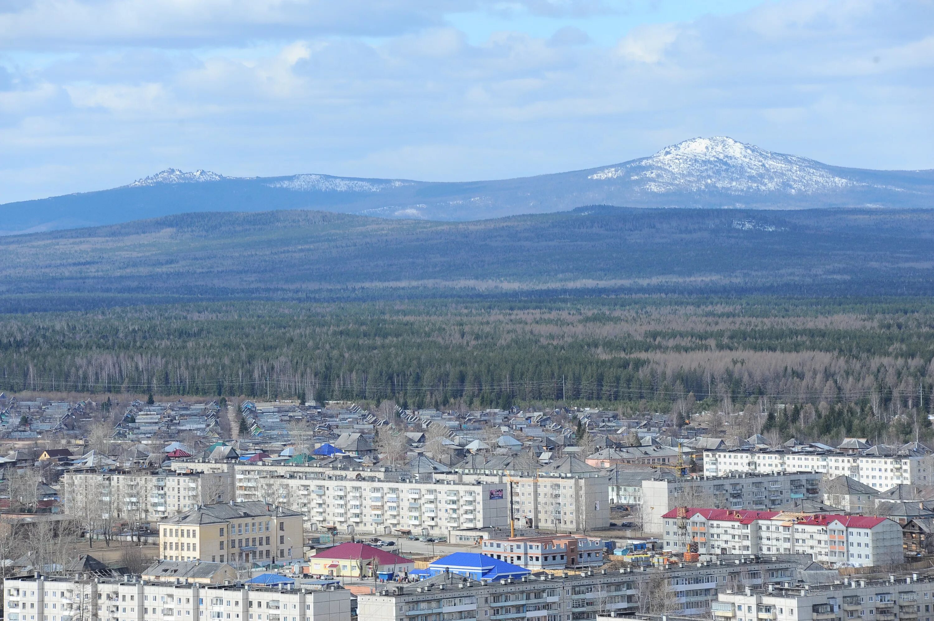 Североуральск россия. Гора Кумба Североуральск. Североуральск горы. Горы Североуральска Свердловской области. Гора Кумба и золотой камень.