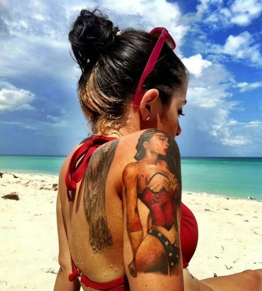 Татуировка пляж. Татуированные на пляже. Девушка с тату на пляже. Татуированные девушки на море. Тата девушка