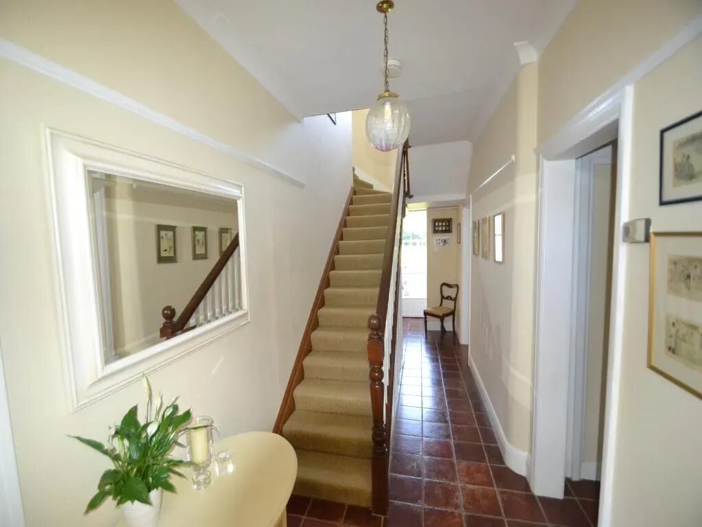 Прихожая с лестницей. Лестница в узком коридоре. Прихожая с лестницей в частном доме. Лестница в коридоре в частном доме.