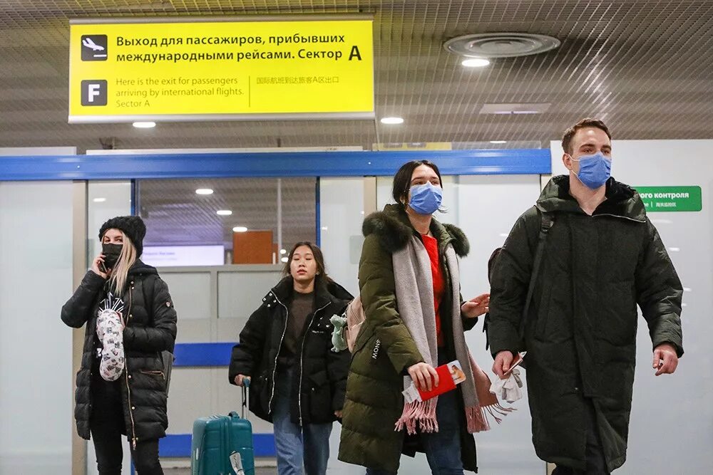 Отмена поездки. Иностранцы в аэропорту. Туристы в аэропорту. Прилетели россияне. Пассажиры в аэропорту.