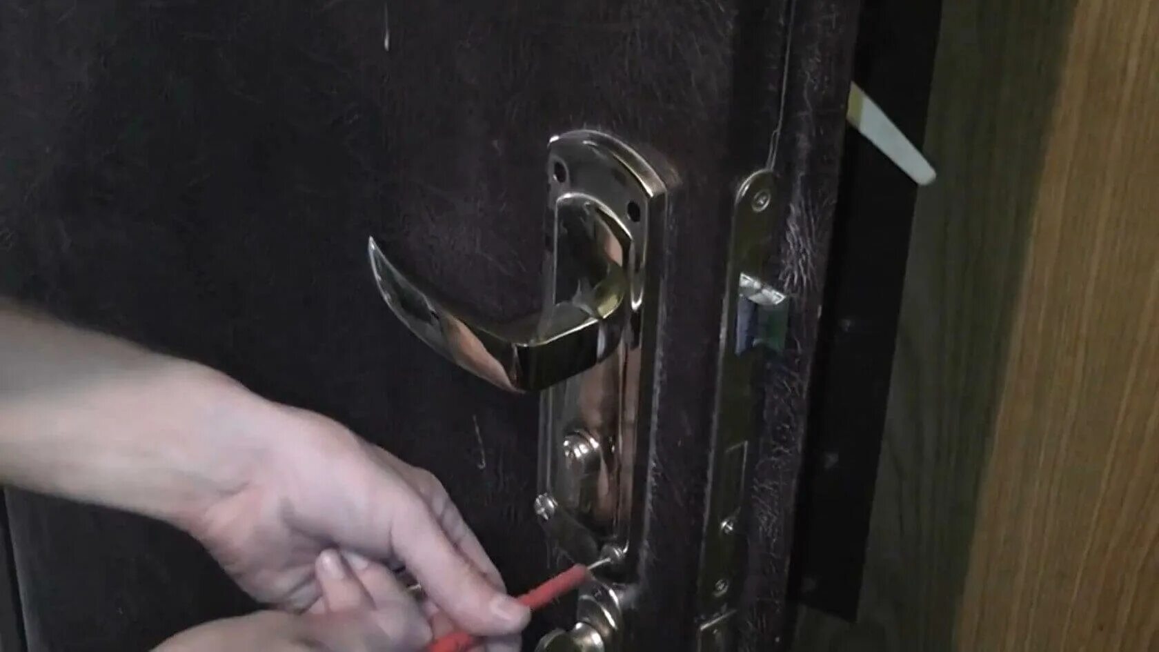 Сломалась железная дверь. Чиним дверной замок модель авлой414. Провисла ручка входной металлической двери. Крепление замка в металлической двери. Разболталась ручка входной металлической двери.