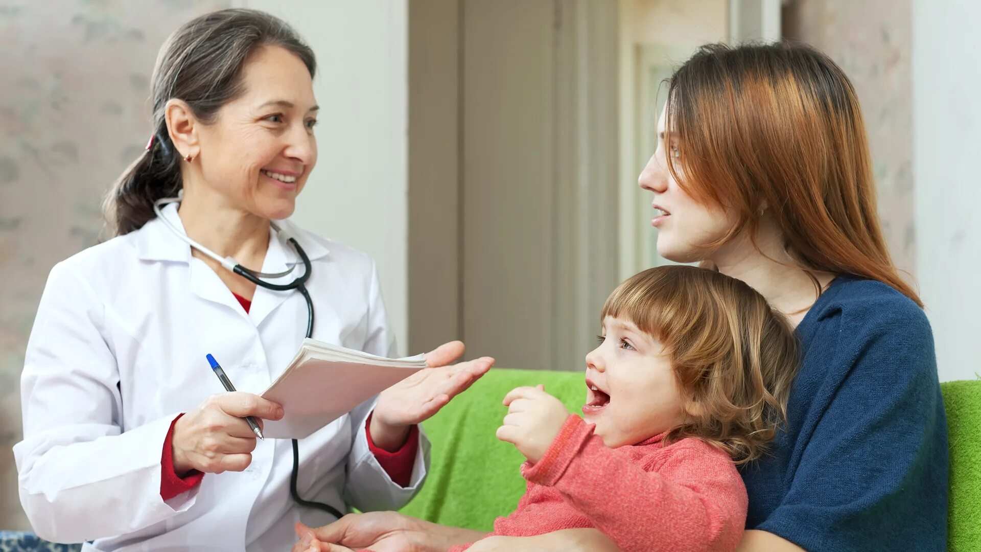 мама с малышом у врача. мама педиатр. врач и ребенок. медицинская сестра и ребенок. мама педиатр.