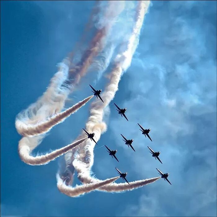 песни про глаза текст. глаза в глаза и это навечно. самолет в небе. испытай один раз полет и твои глаза навечно. когда уходите на пять минут не забывайте оставлять тепло в ладонях.