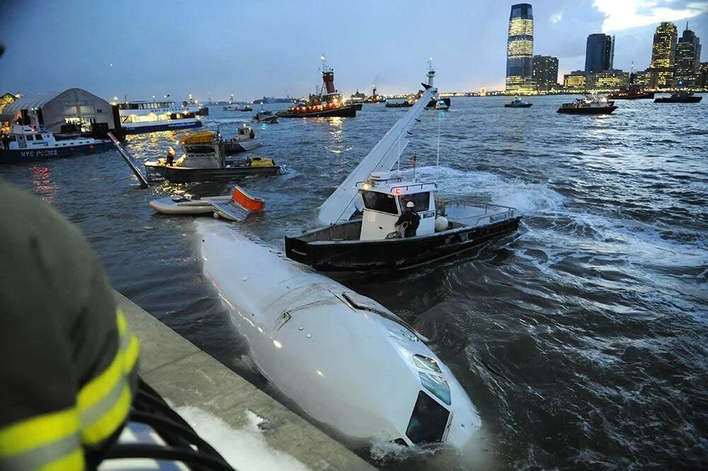 Самолет падает в воду. Крушение а320 в Гудзоне. Чудо на Гудзоне 2009. Самолёт на Гудзоне 2009. Рейс 1549 Гудзон.