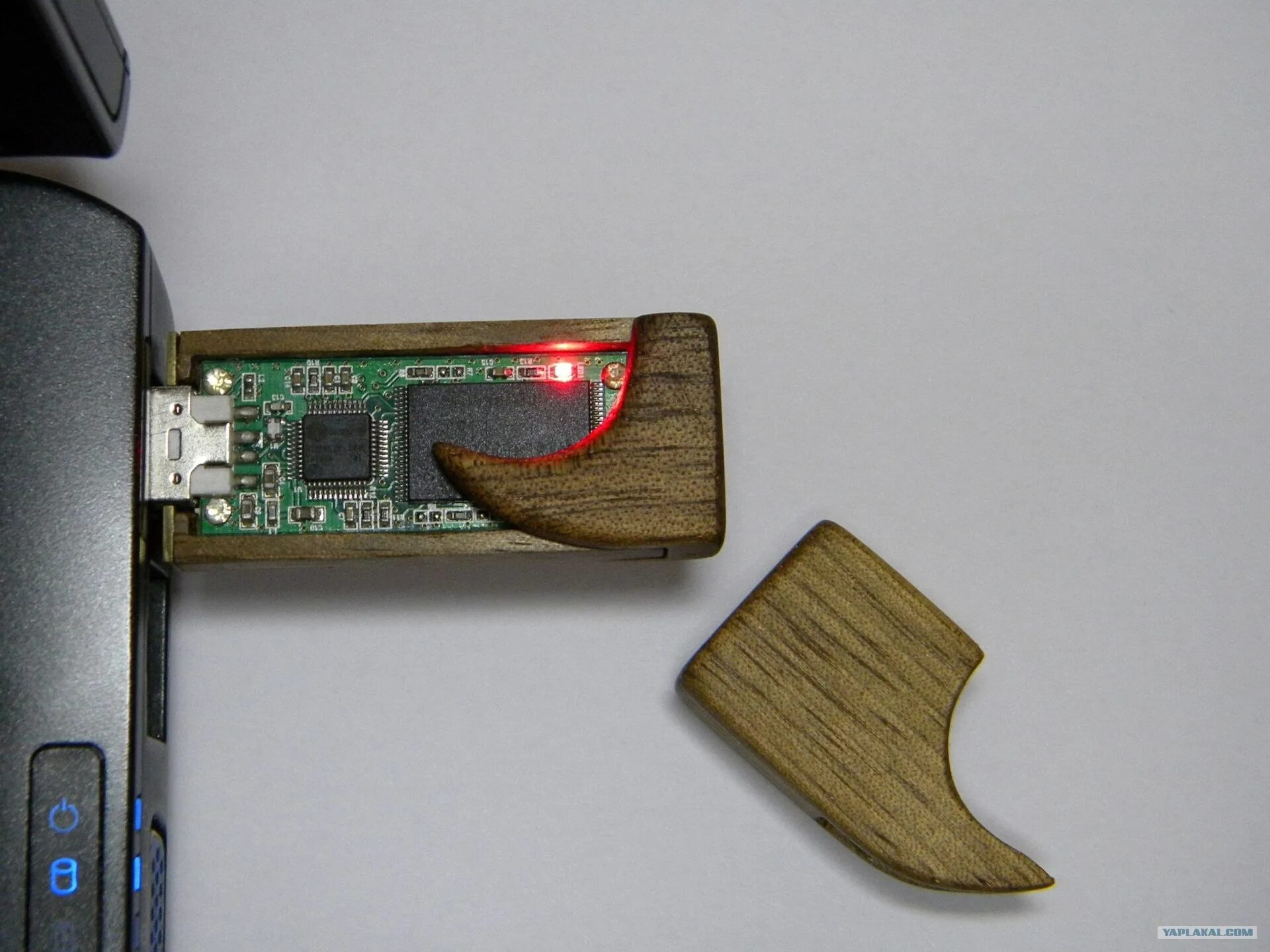 Как сделать юсб флешку. Флешка изнутри. Как сделать юсб флешку. Сломанная флешка юсб. Секретная флешка в армии.