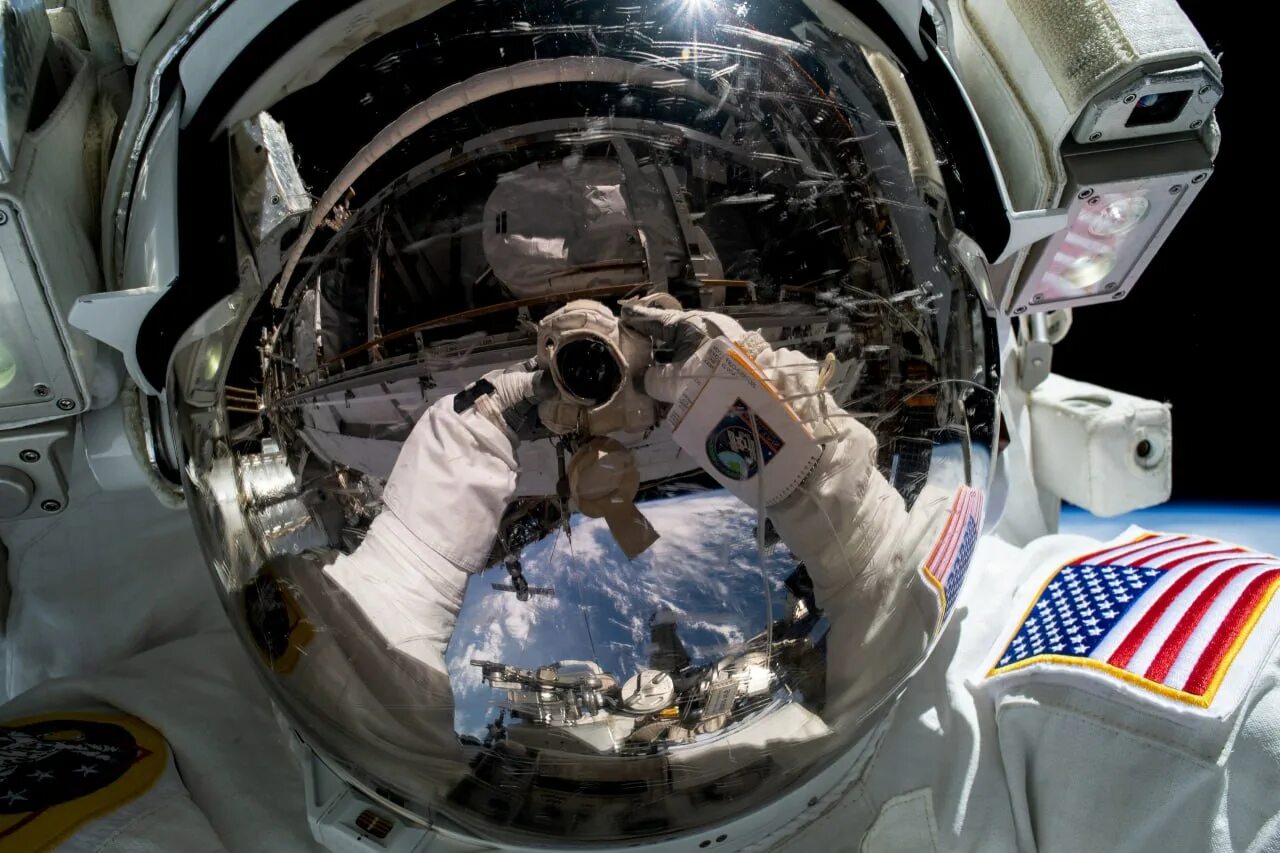 Солнечные батареи МКС IROSA. Космонавты на МКС. Космонавт в открытом космосе. Открытый космос.