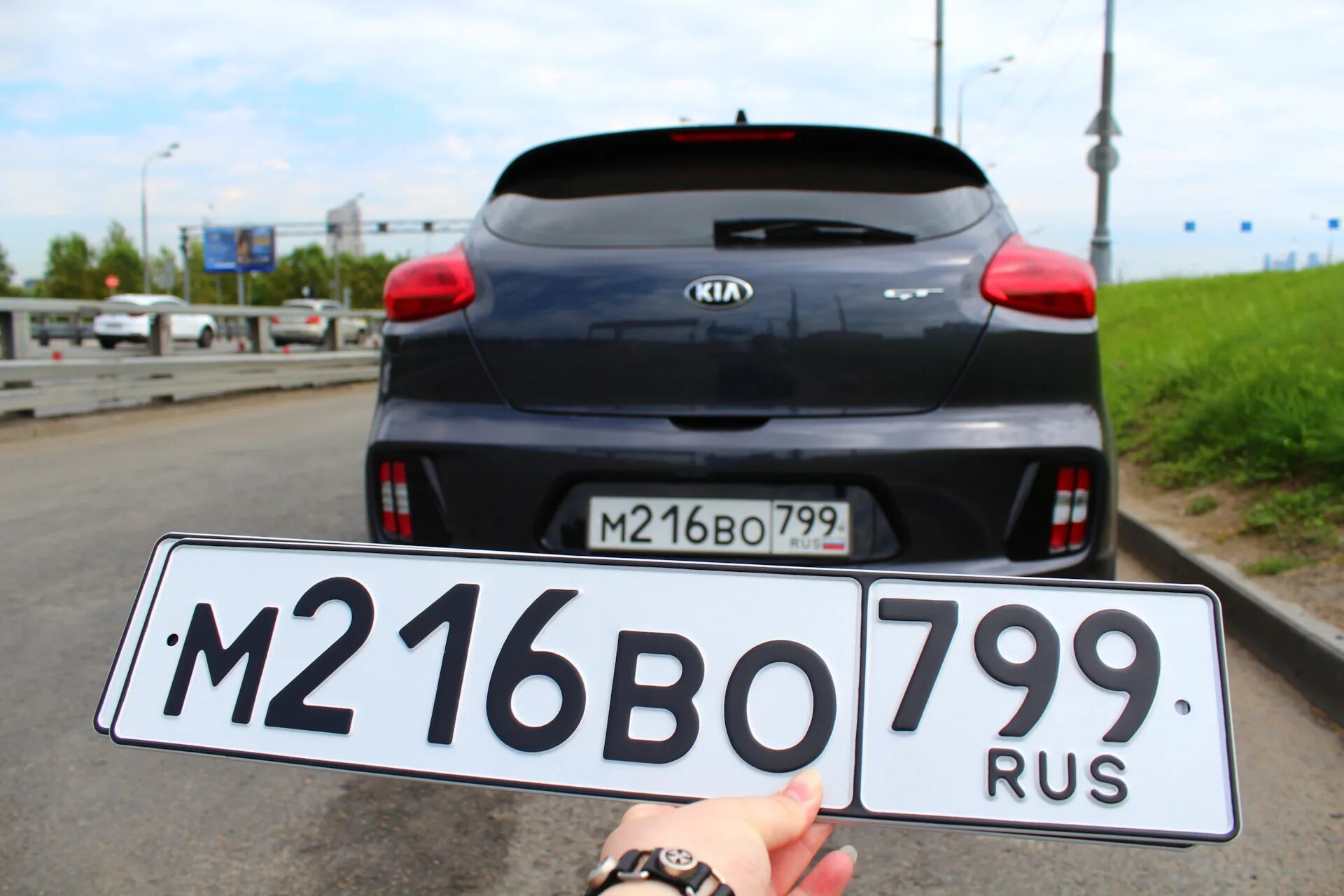 Номер видео 21. Подставка для номера автомобиля. Американские квадратные номера. Номеров с номерами регионов. Самые блатные номера.