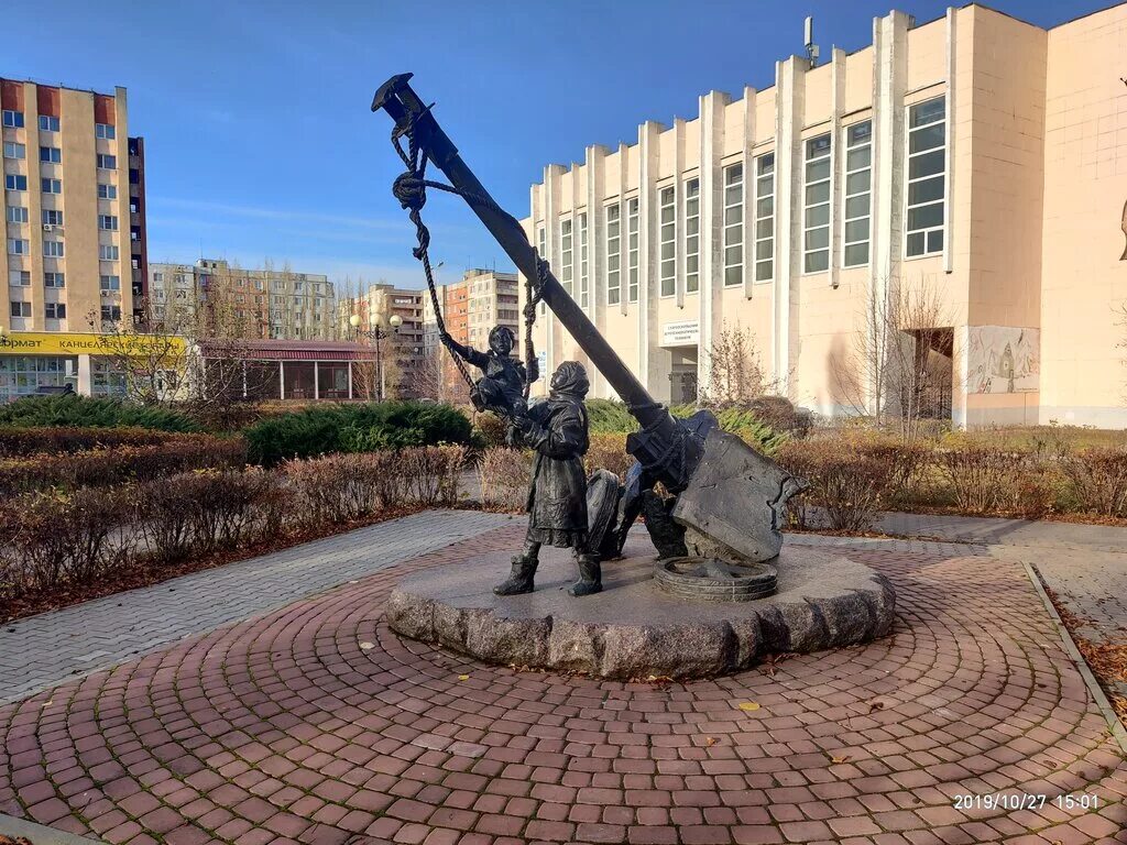 Россия белгородская область старый оскол. Скульптура качели старый Оскол. Памятник на Макаренко старый Оскол. Сквер студенческий старый Оскол. Белгородская область старый Оскол студенческий сквер качели.