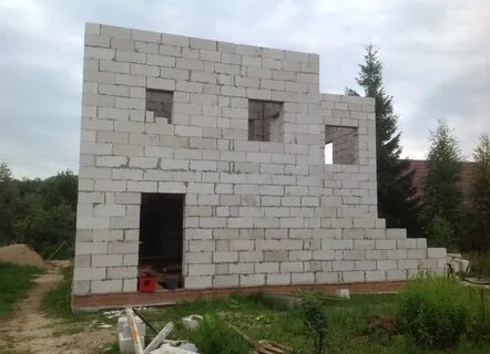 Участок недостроенным домом