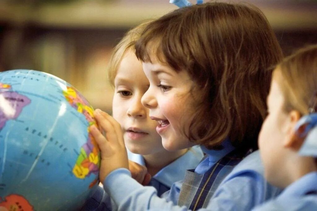 Глобус для детей. Ребенок познает мир. Любознательный ребенок. Глобус для школьника.