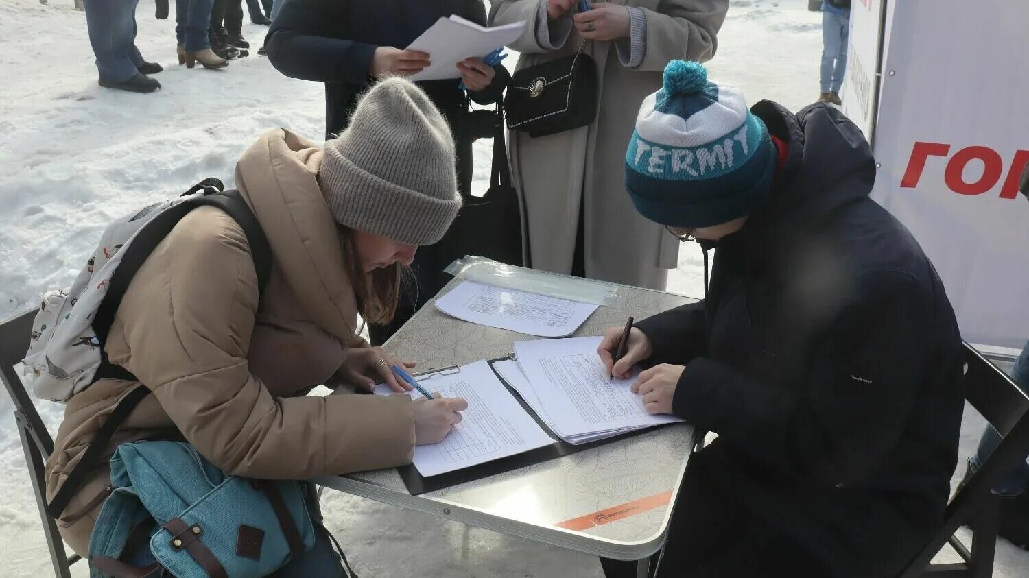 До какого числа сбор подписей за надеждина. Столики для сбора подписей. Митинг. Стойка для сбора подписи. Тарифы ЖКХ.