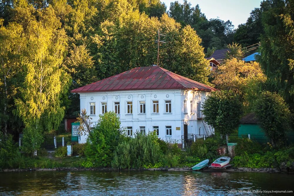 Усадьба Волга Волга Плес. Усадьба Миловка в Плесе. Плёс Ивановская область усадьба Медведева. Дача Медведева в Плесе. Усадьба плес сайт