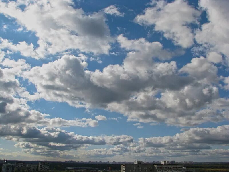 Небо над Москвой. Облака над Москвой. Голубое небо над Москвой. Красивое небо над Москвой.