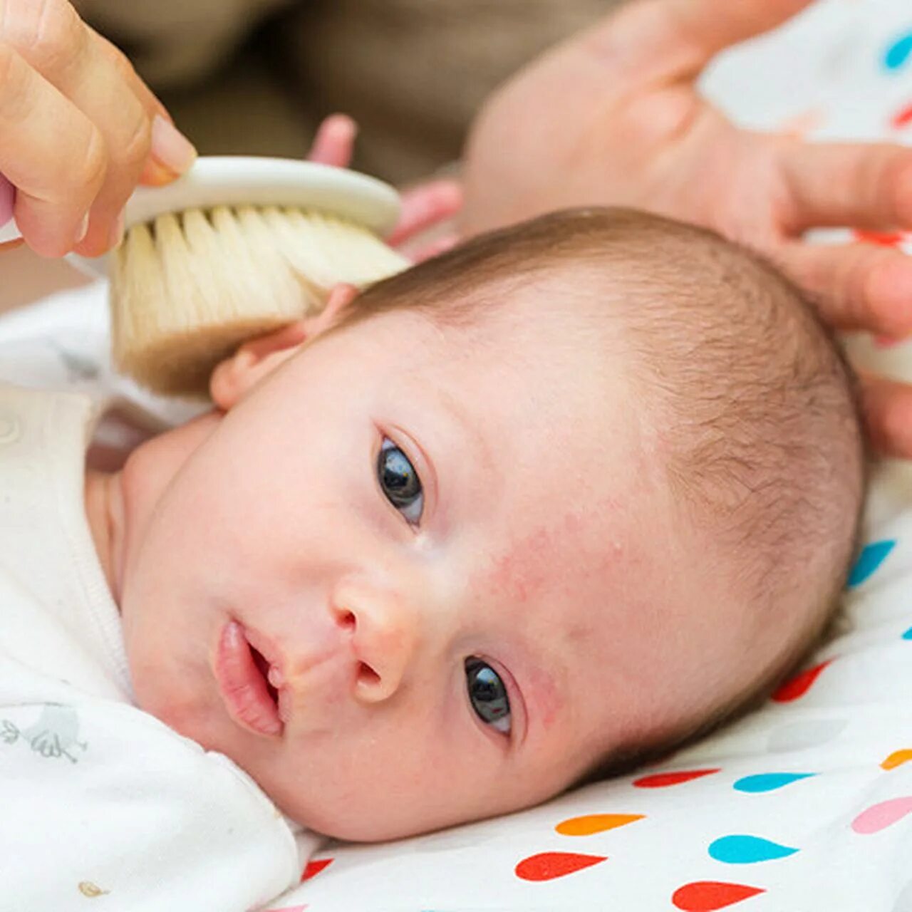 Себорейный дерматит у грудничка. Обработка головы при гнейсе. Обработка головы при гнейсе. Корочки на голове у новорожденного. Корочки на голове у новорожденного.