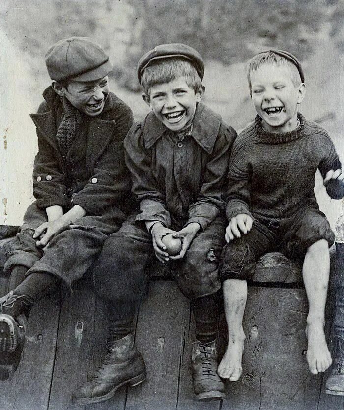Картинка старых друзей. Фрэнк Мидоу Сатклифф. Фотограф Фрэнк Мидоу Сатклифф. Советское детство. Старые снимки детей.