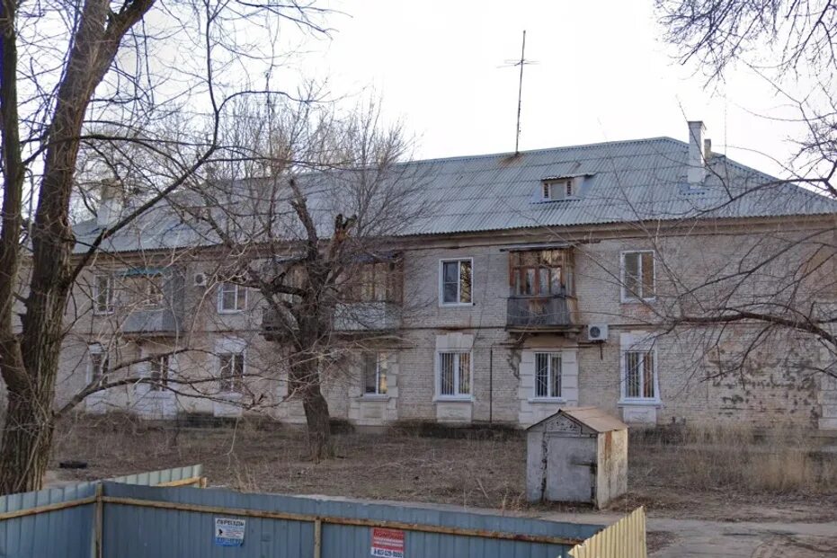 аварийные дома красноармейского. барак расселение ветхое жилье калуга. аварийный дом смирнова 79 барнаул. частные дома барнаула ветхие. разрушенный балкон.