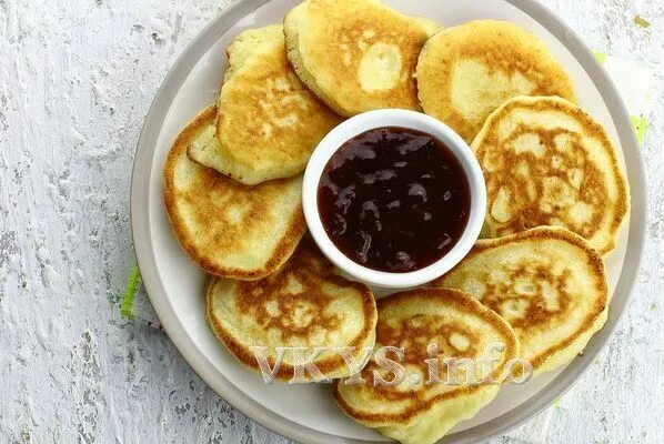 Оладьи на воде. Дрожжевые оладушки. Оладьи с яблоками на молоке пышные. Оладьи пышные на молоке с дрожжами сухими. Оладушки дрожжевые пышные.