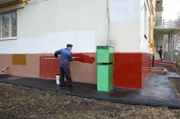 Покраска подъезда. Жилищник красит. Городское хозяйство фото. Капремонт подъезда. Краска жилищник.