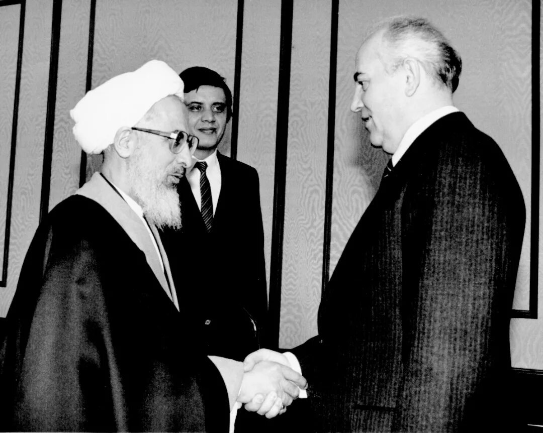 хомейни и горбачев. аятолла хомейни и горбачев. завещание аятоллы хомейни читать. идеология хомейни. имам пишет письмо.